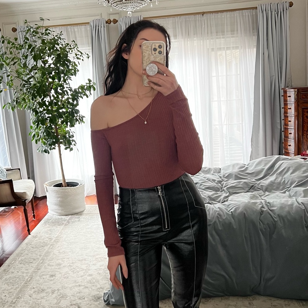 NYTT Ribbed One Shoulder Body Suit